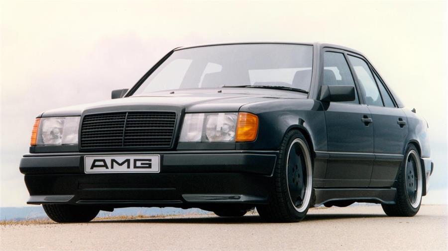 El Hammer de 1986 era un 300E (W124) animado por un V8 de 5,6 litros que rendía 385 CV. Fue la primera berlina en pasar de 300 km/h, su punta llegaba a 304 km/h.