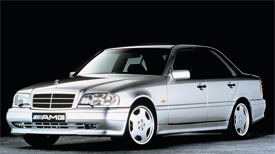 El C 36 AMG de 1993 fue el primer proyecto desarrollado de forma conjunta entre Mercedes-Benz y AMG. En la temporada 1996 ejerció como Safety Car de la F1.