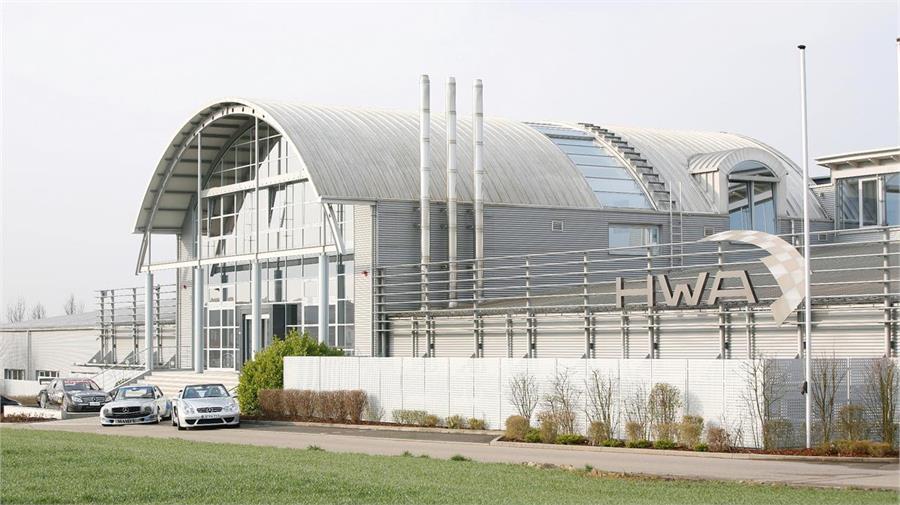 HWA es la firma fundada por Hans-Werner Aufrecht que colabora con AMG que produce coches de competición para Mercedes-Benz como los Clase C del DTM.