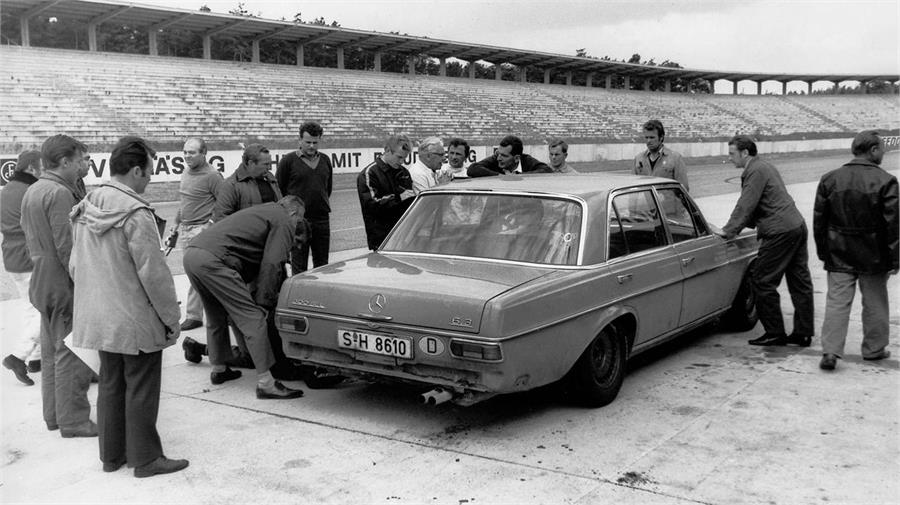 Rudolf Ulenhaut, Hans Hermann y Erich Waxenberger realizando pruebas con el Mercedes 300 SEL 6.3 AMG de las 24 Horas de Spa de 1969.