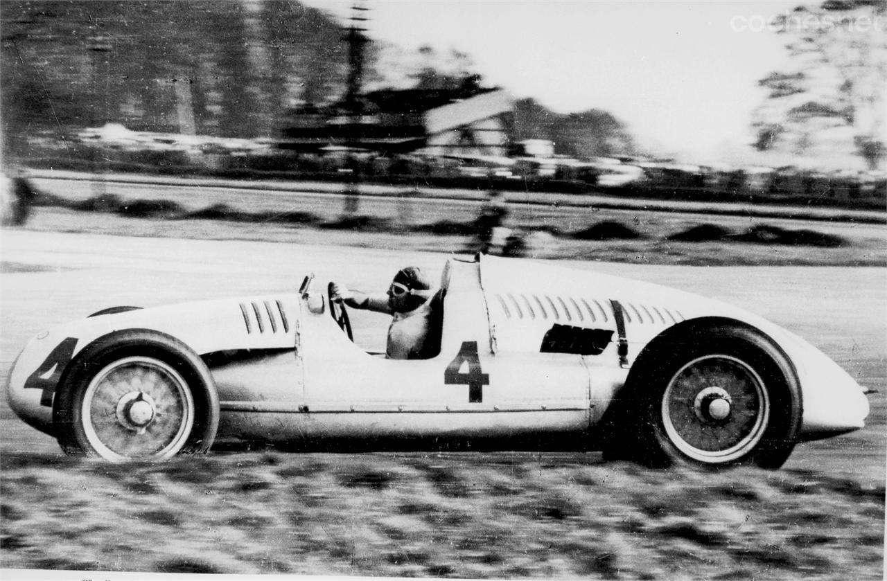 Tazio Nuvolari al volante del Auto Union Typ D en el GP de Gran Bretaña de 1938 celebrado el 22 de octubre de aquel año en el trazado de Donington Park. 