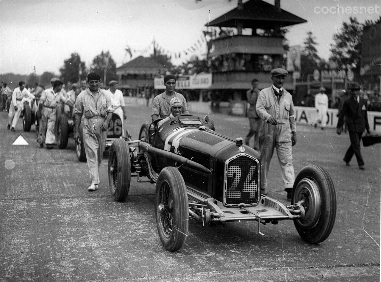 Tazio Nuvolari al volante de su Alfa Romeo P3 en el GP de Italia de 1932 celebrado en el circuito de Monza.