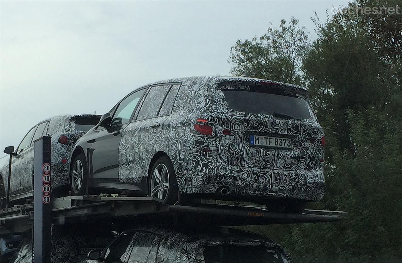 Tanto las puertas como las aletas traseras son más largas que las del BMW Serie 2 Active Tourer tal y como lo conocemos hoy. Dentro cuenta con un habitáculo de 7 plazas.