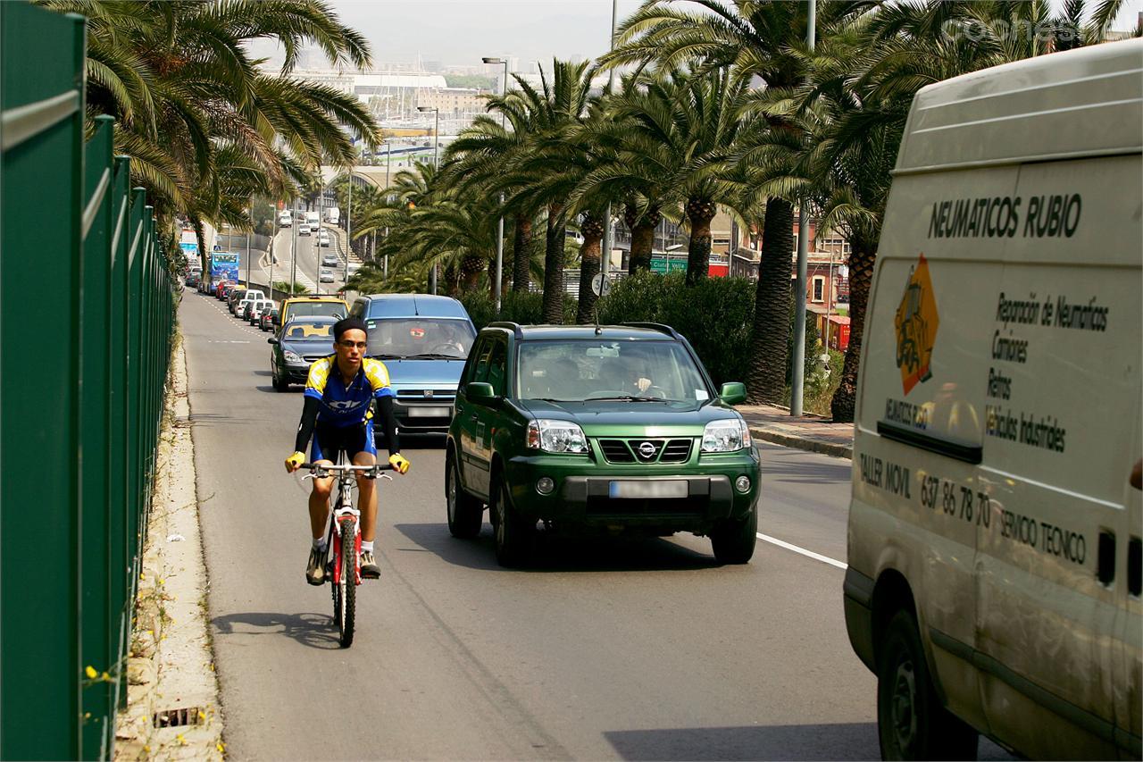 Adelantar poniendo en peligro o entorpeciendo a ciclistas supone una multa de 200 € más 4 puntos