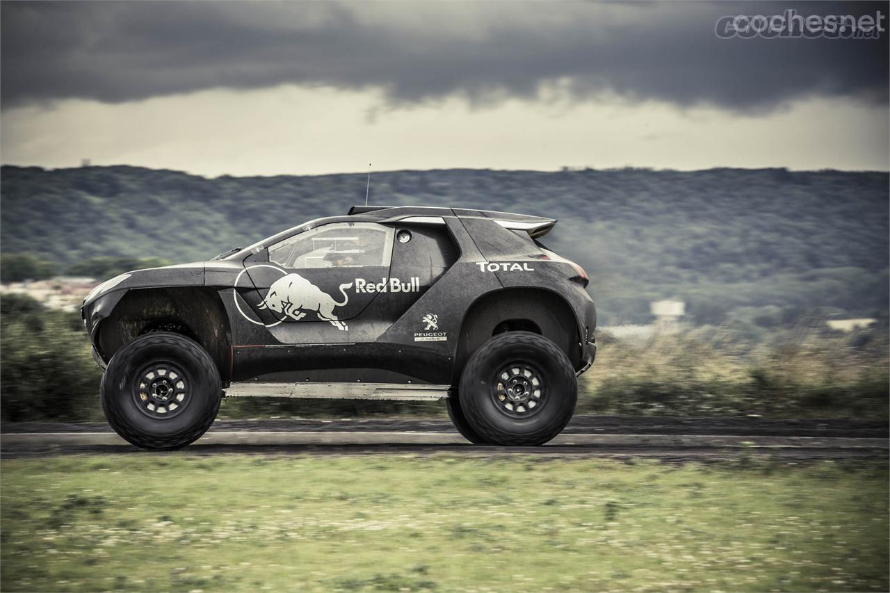 Visto de lateral, el Peugeot 2008 DKR, con una carrocería de fibra de carbono, destaca por sus grandes ruedas y el interminable recorrido de la suspensión.