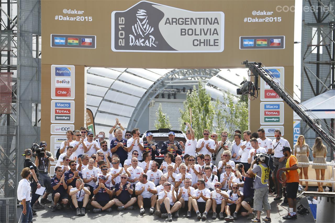 El equipo campeón, posando al completo en el escalón más alto del podio de Buenos Aires por cuarto año consecutivo.