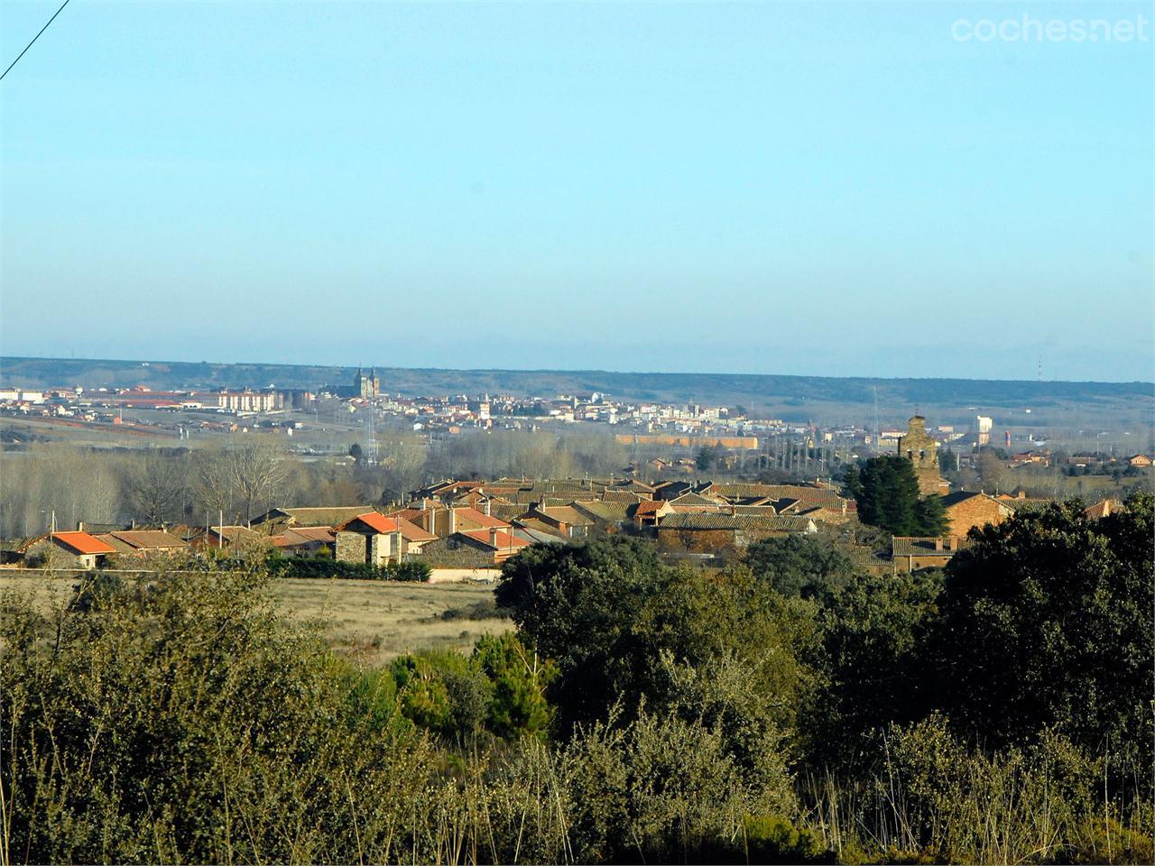 Desde la pista, en primer plano Castrillo de los Polvazares, al fondo, Astorga.