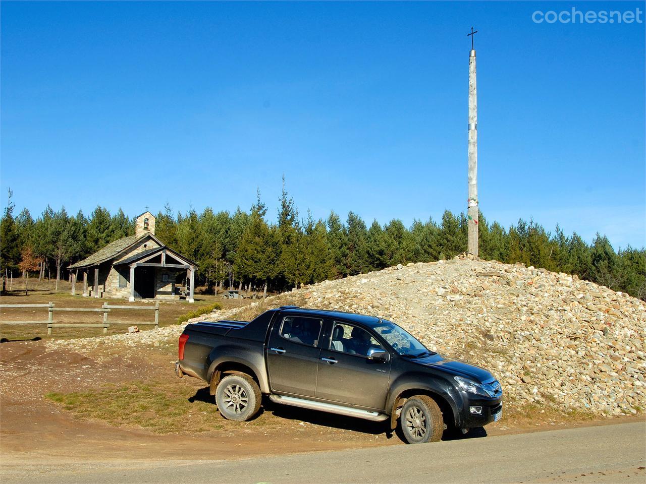 La Cruz de Ferro, punto destacado en el Camino de Santiago Francés.