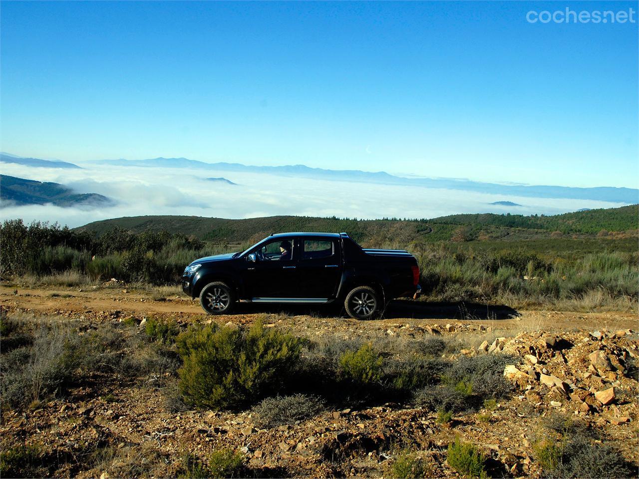 Las nubes acariciando las cumbres. Al fondo, los Montes Aquilanos.