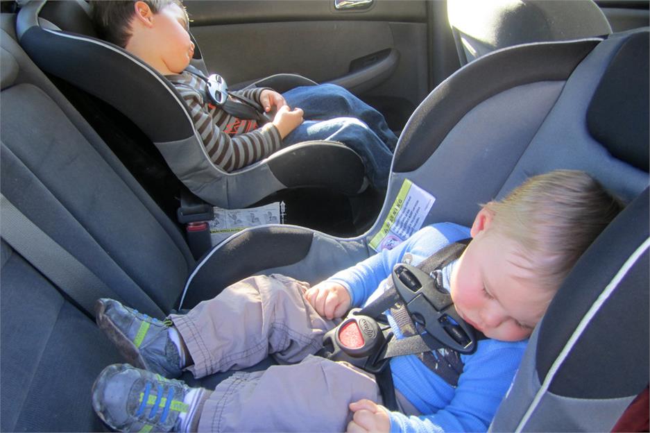 Los niños pueden ir delante? explicamos la normativa sobre los niños en el asiento delantero | Noticias Coches.net