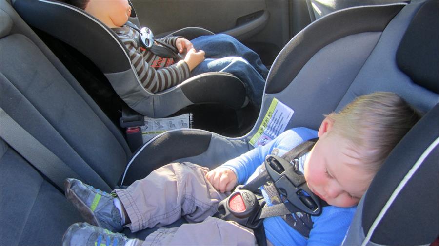 Nueva Ley nacional: todos los menores de 10 años deben viajar en auto con  sillas de seguridad