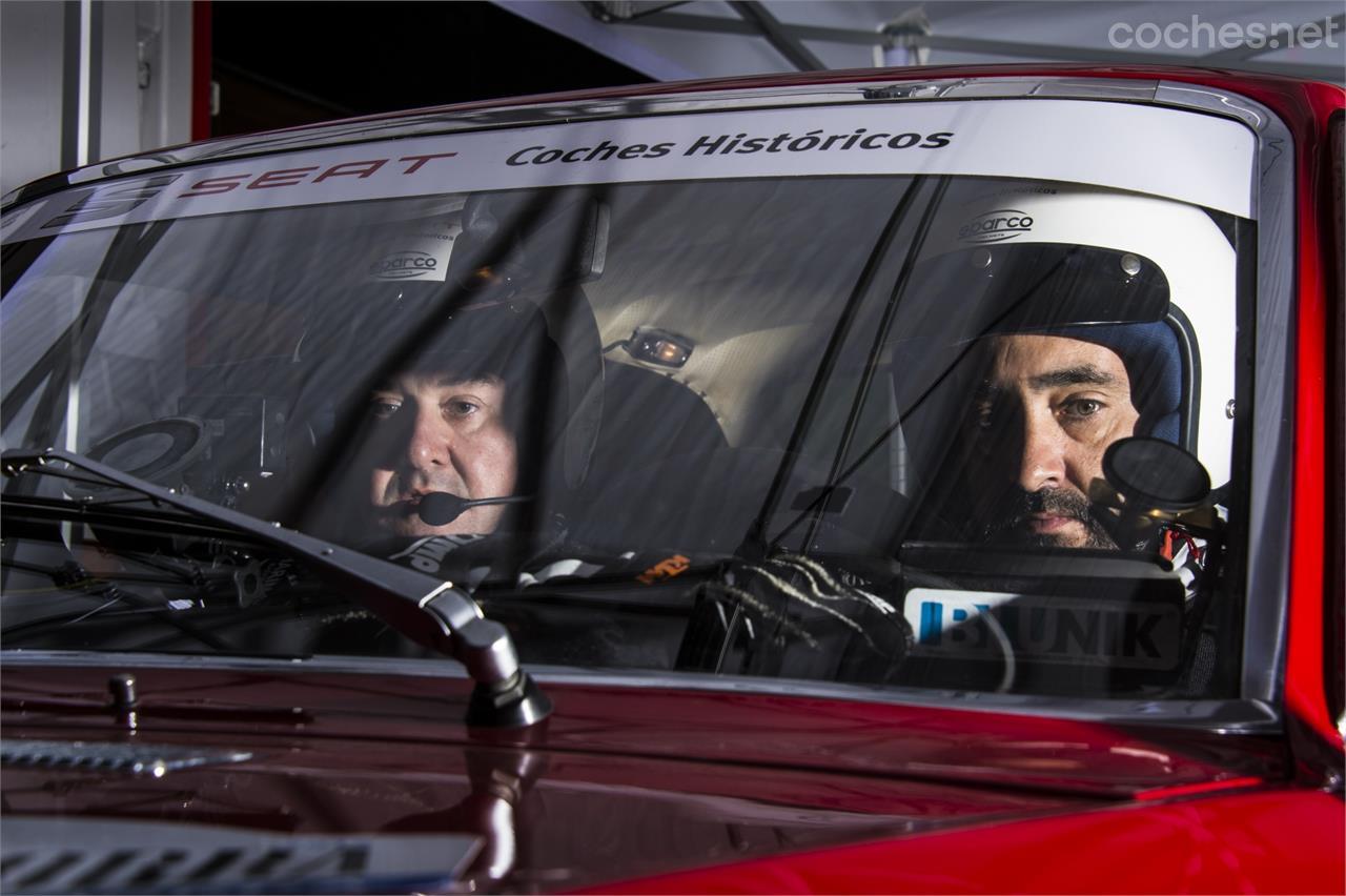 Servidor de ustedes, a la derecha, y Fernando Salvador, buen amigo y el mejor copiloto posible en una carrera así, antes de la salida de uno de los tramos.