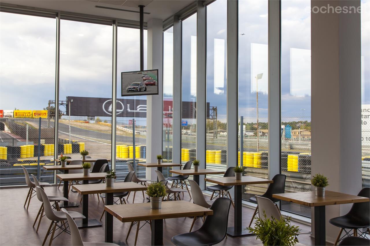 Espectaculares vistas a la última curva e inicio de recta desde la cafetería.