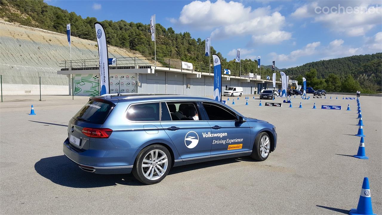 La última prueba del día: procurar no salirnos de la pista guiándonos únicamente por las cámaras de visión periférica del Passat (y con el parabrisas tapado).