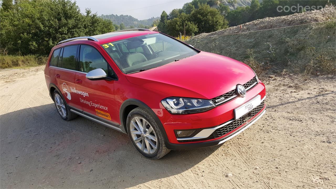 El Golf Alltrack ofrece un rendimiento sorprendente sobre pistas de dificultad media.