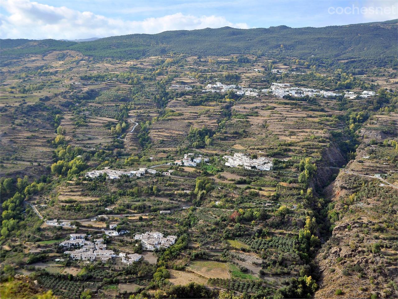 Sorprende la adaptación de los pueblos blancos a la forma de las montañas