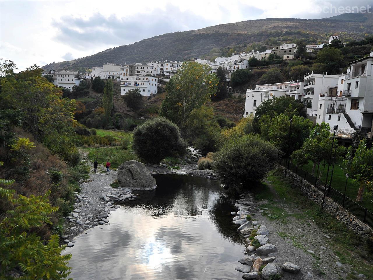 Vientos de sierra y de mar dotan a La Alpujarra de un clima perfecto para la curación de sus afamados jamones