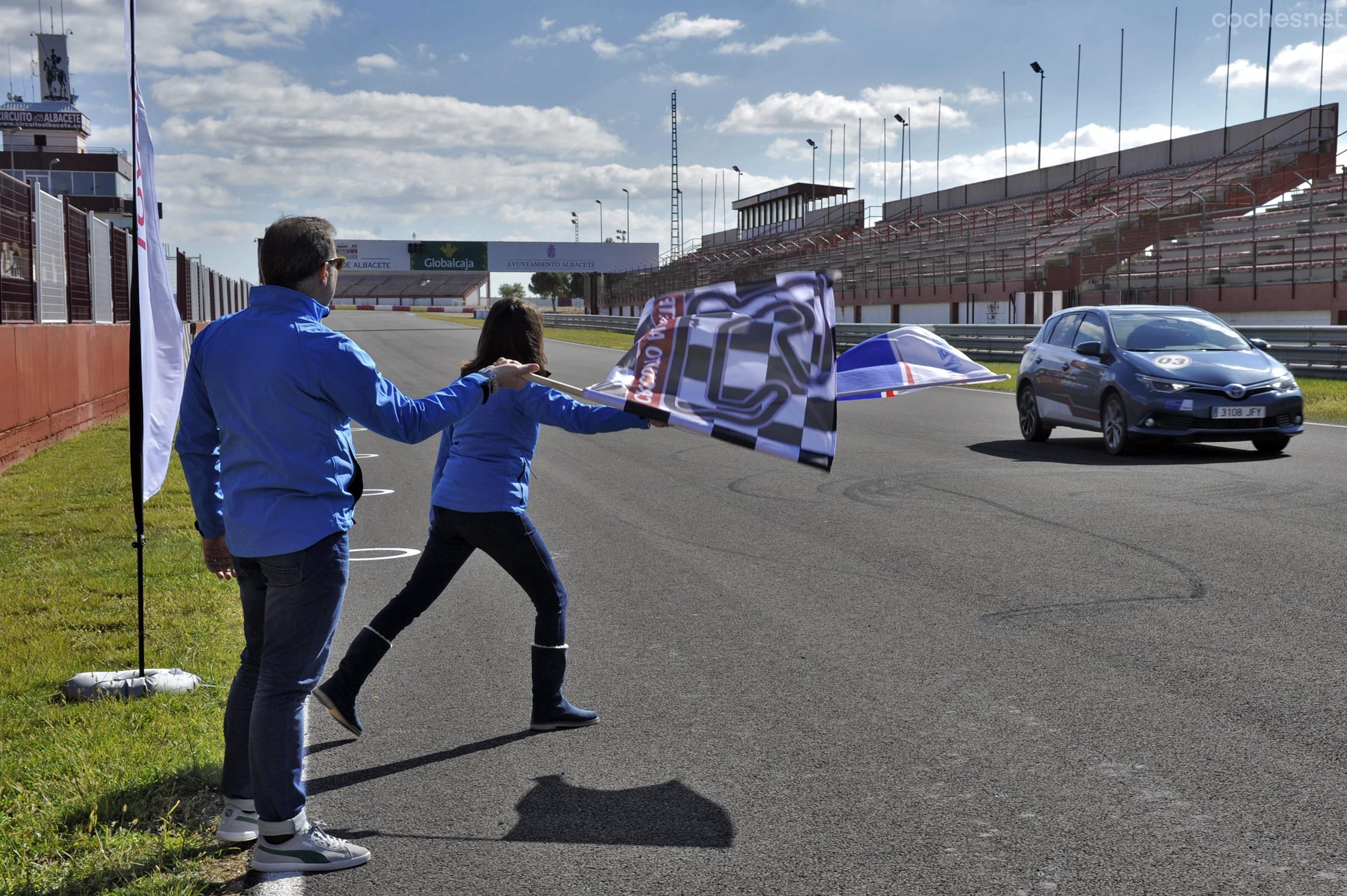 Llegada y victoria por sólo 9 décimas de ventaja. Detrás de las banderas se encuentra el coche blanco número 1.