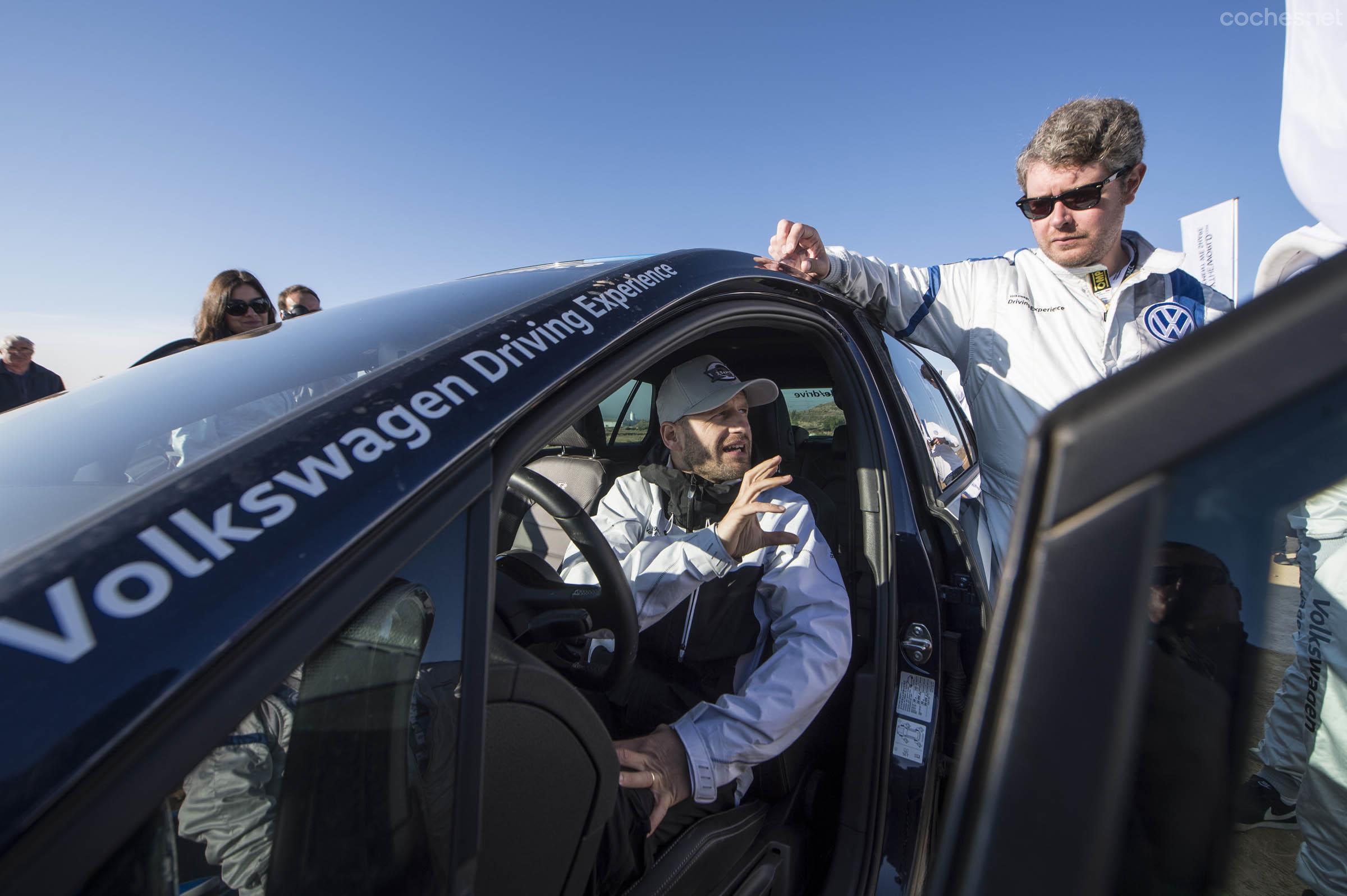 El piloto de RallyCross Ronny Wechselberger (sentado al volante) fue uno de nuestros instructores del Volkswagen Rally Experience.