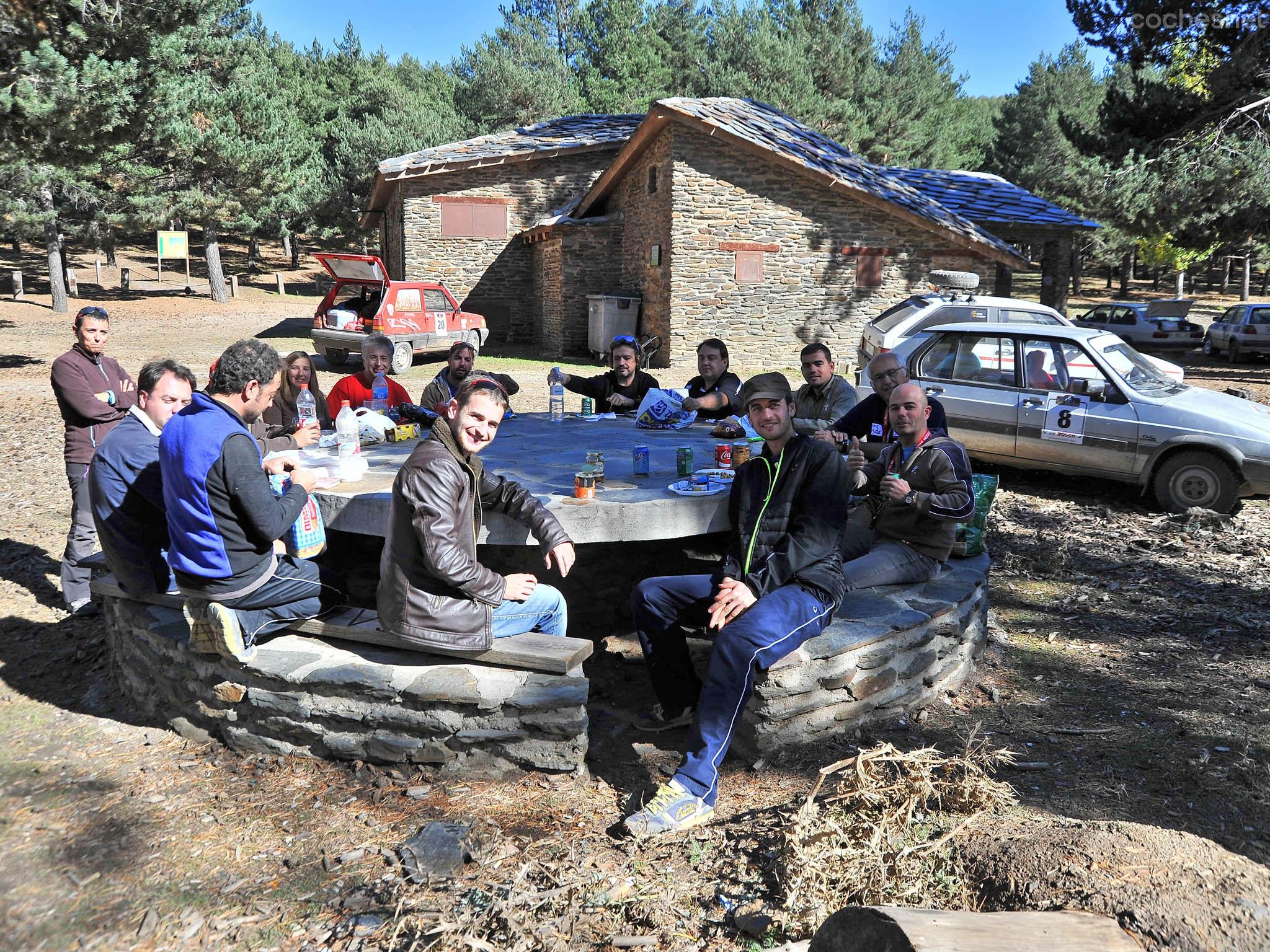 El compañerismo y buen ambiente entre los participantes fue total. Aquí, tomando algo antes de comenzar un tramo de regularidad