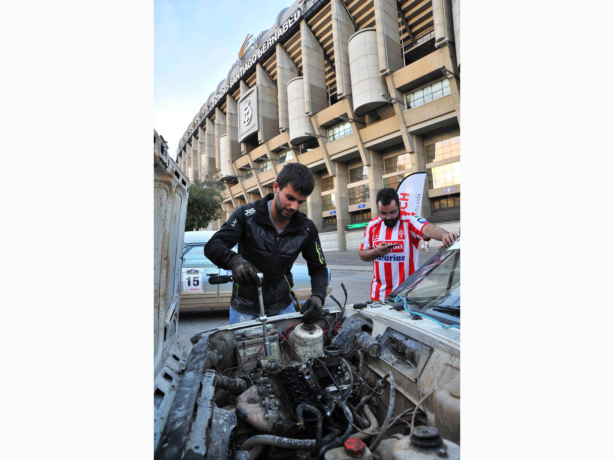 Ni en el Dakar, este mecánico de Gijón "se acercó" al Bernabeu para cambiarle la culata a sus amigos y después se volvió para casa