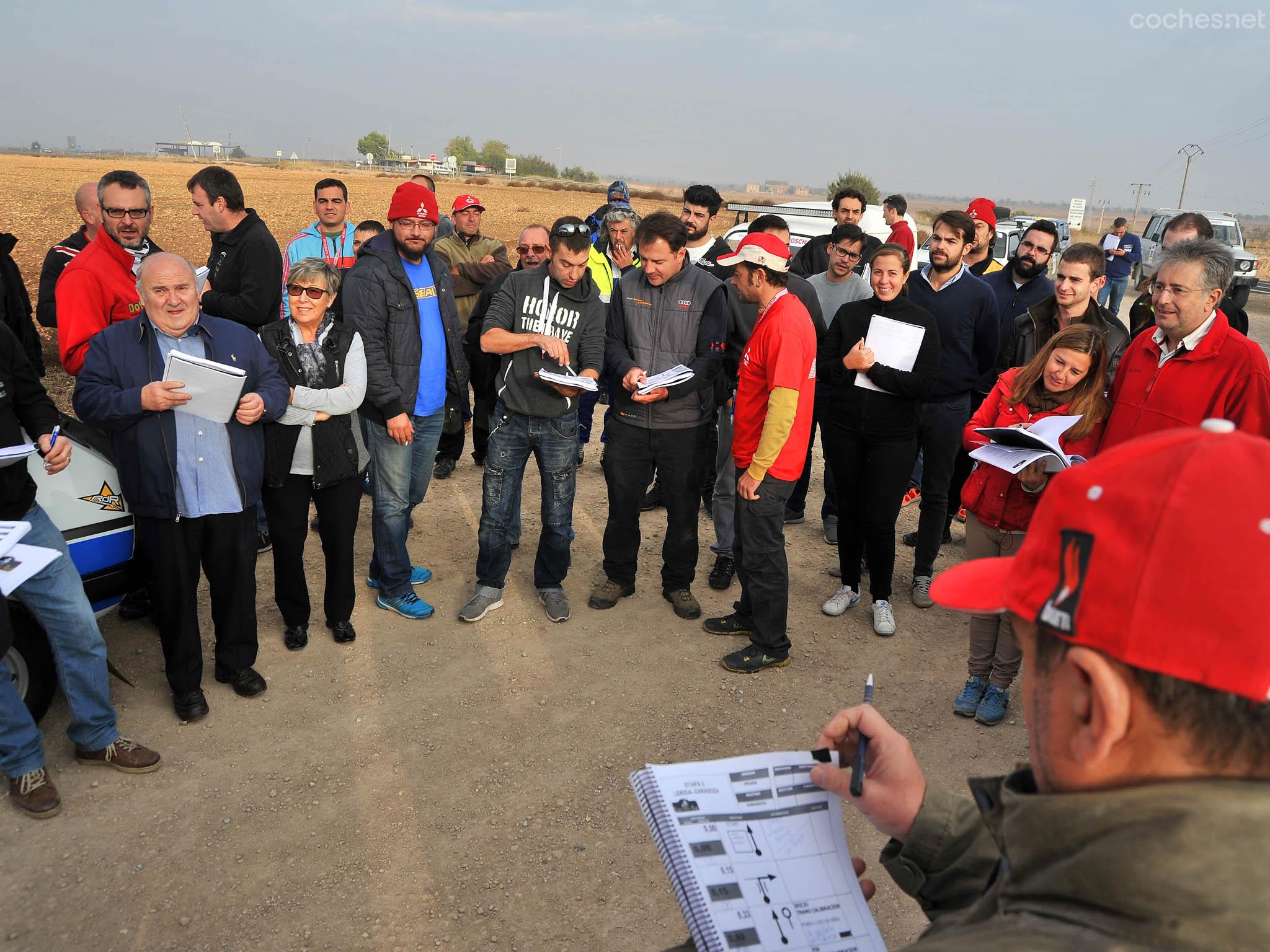 Cada mañana, road book en mano, se celebraba un briefing para explicar los pormenores de la etapa