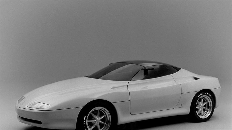 Lo que se esconde bajo la carrocería del prototipo GM Pininfarina Chronos que se presentó en el Salón de Ginebra de 1991 no es otro que un Opel-Lotus Omega.