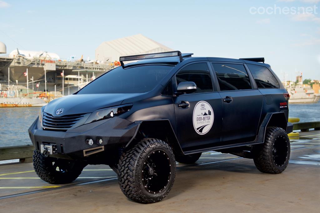 Toyota muestra el Ultimate Utility Vehicle, una mezcla de monovolumen y 4x4, con aspecto de vehículo de fuerzas especiales. 