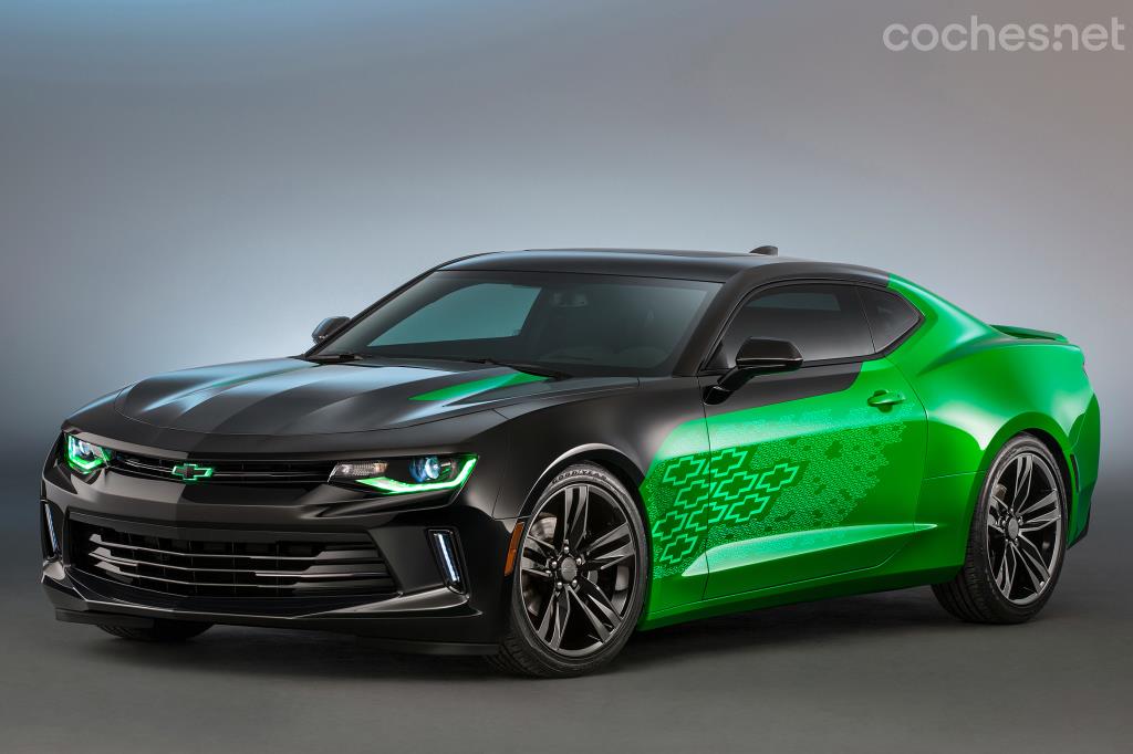 Esta es una de las versiones especiales del Chevrolet Camaro, pintada en parte en verde fluorescente. 