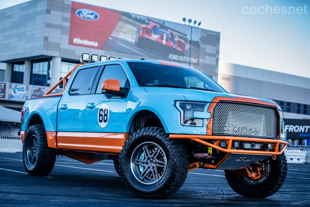 Galpin Auto Sports decora con los colores del Ford GT-40 su particular F-150 equipado a tope para el off-road. 