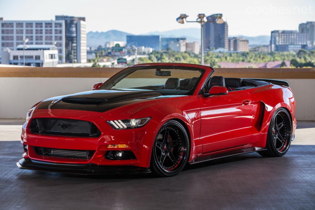 TS Designs ha escogido la versión cabrio del Mustang para vestirlo con splitter, taloneras, spoiler, difusor y unas espectaculares llantas de 21" en el eje delantero y de 22" en el trasero.