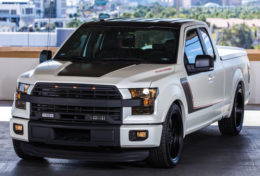 El Roush F-150 Concept rebaja la altura de la carrocería de este pick-up y lo viste con una combinación de blanco y negro relativamente discreta. 