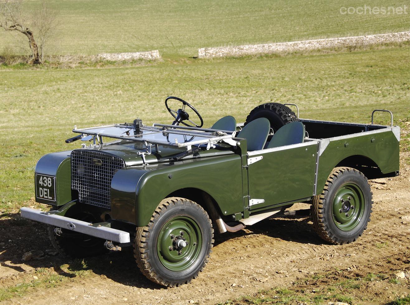 El primer Land Rover de la historia, el Serie I (1948-1954) tampoco tenía techo rígido. Para proteger a sus ocupantes de las inclemencias meteorológicas ofrecía una capota de lona.