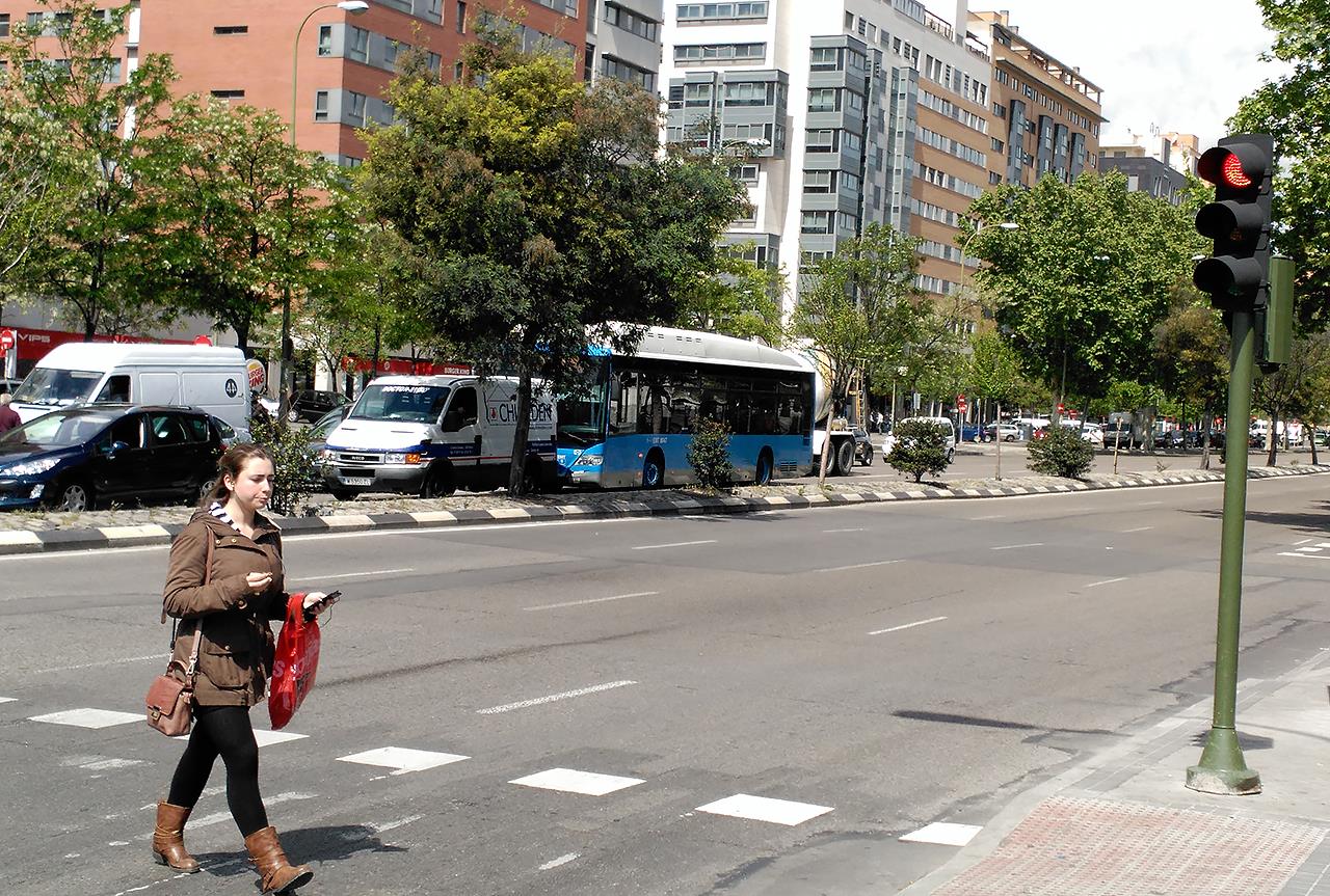 Cruzar la calzada cuando el semáforo de peatones esté en rojo conlleva una sanción de 200 euros.