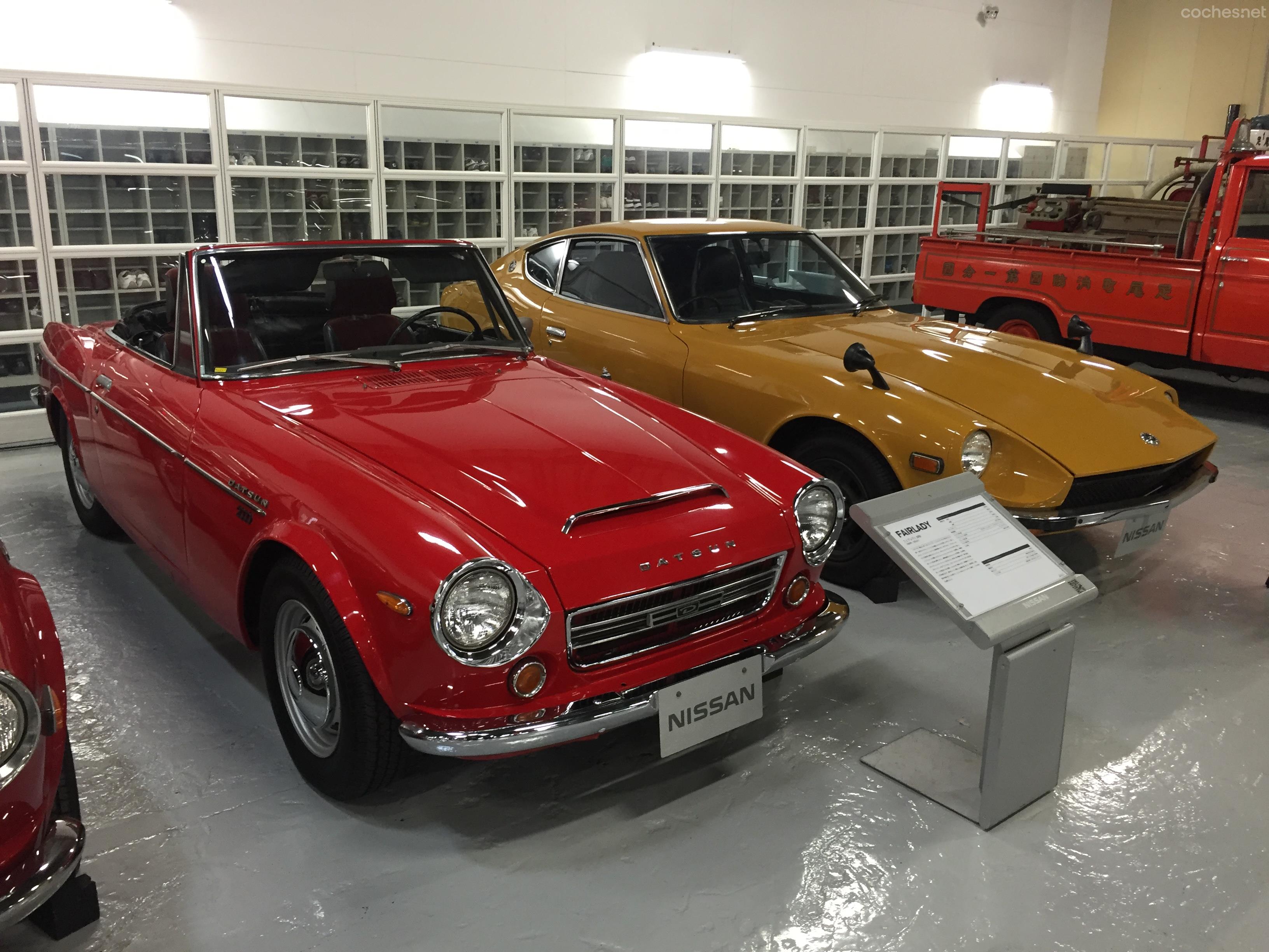 El último roadster Fairlady, junto al primer Fairlady Z, un coche conocido en los mercados de exportación como Datsun 240 Z.