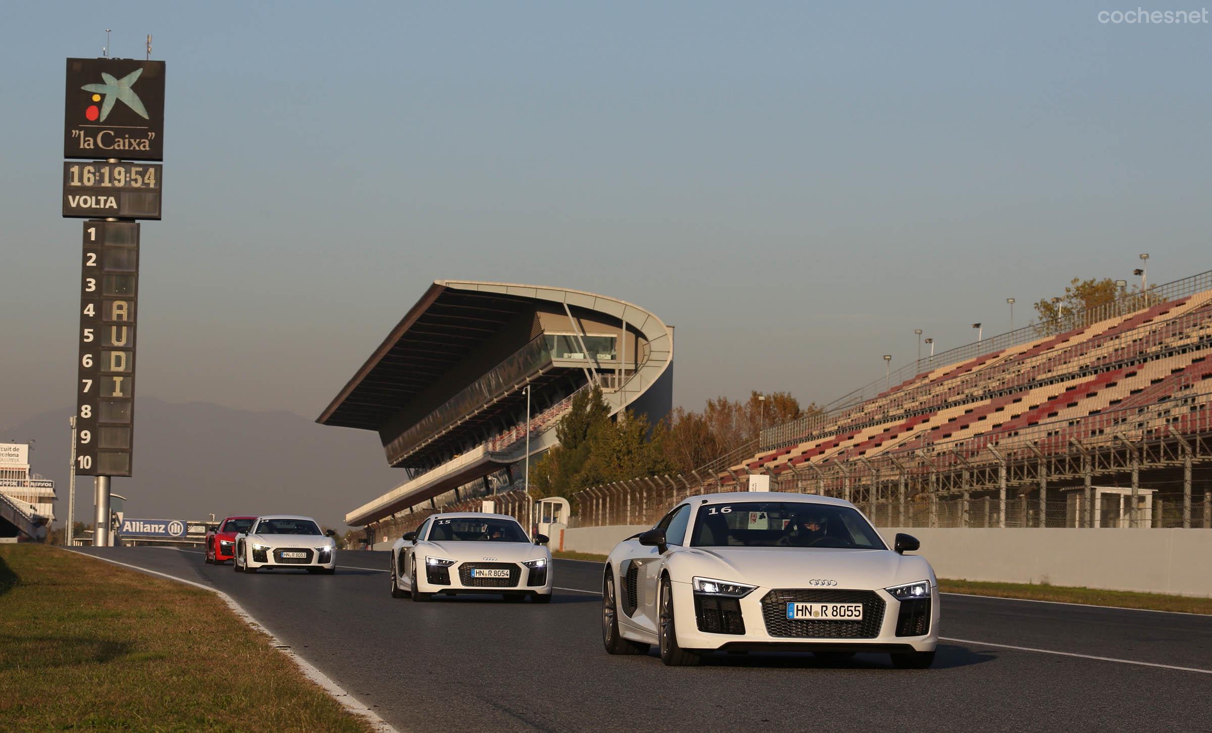 Nos pusimos al volante del R8 plus, un biplaza con motor central trasero V10 de 5,2 litros que rinde 610 CV capaz de acelerar de 0 a 100 km/h en 3,2 segundos y alcanzar 330 km/h.