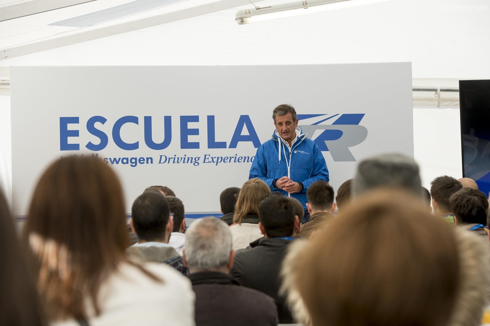 El carismático Luis Moya ejerció como maestro de ceremonias y encandiló a los alumnos del curso con su anecdotario. [Fotos: Volkswagen / J.C. Grande]