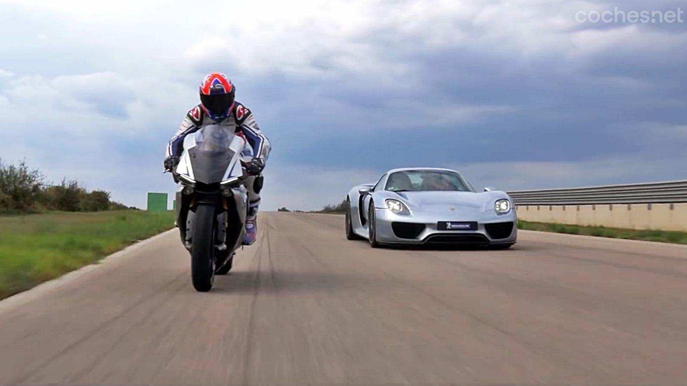 Porsche 918 Spyder vs Yamaha YZF-R1, con Michelin