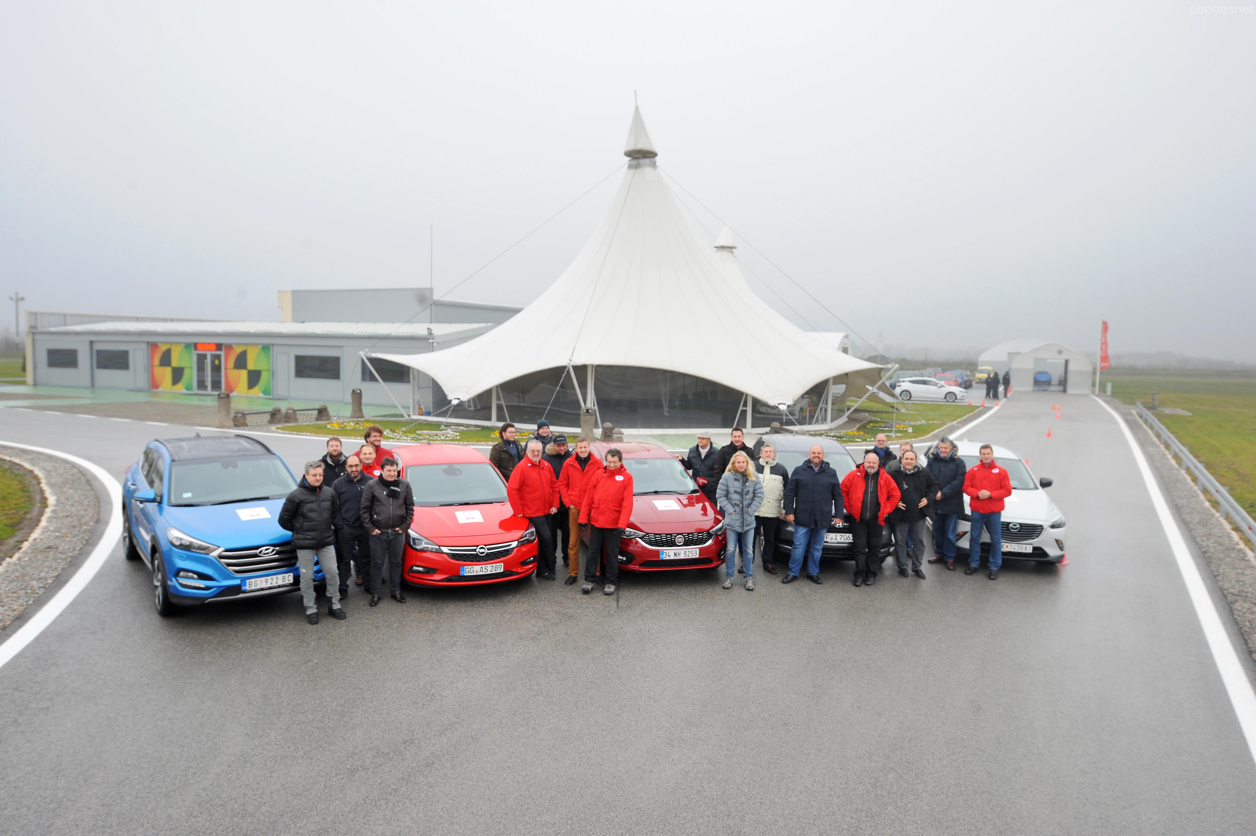 El jurado del premio en las pruebas finales de elección del premio Autobest en la pista de pruebas de Navak, cerca de Belgrado, en Serbia.