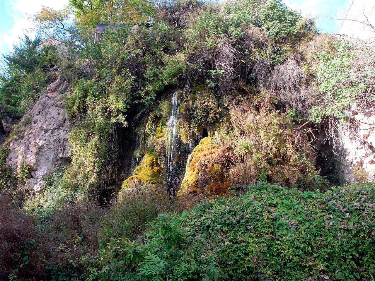 Las cascadas de Cívica, a pie de carretera