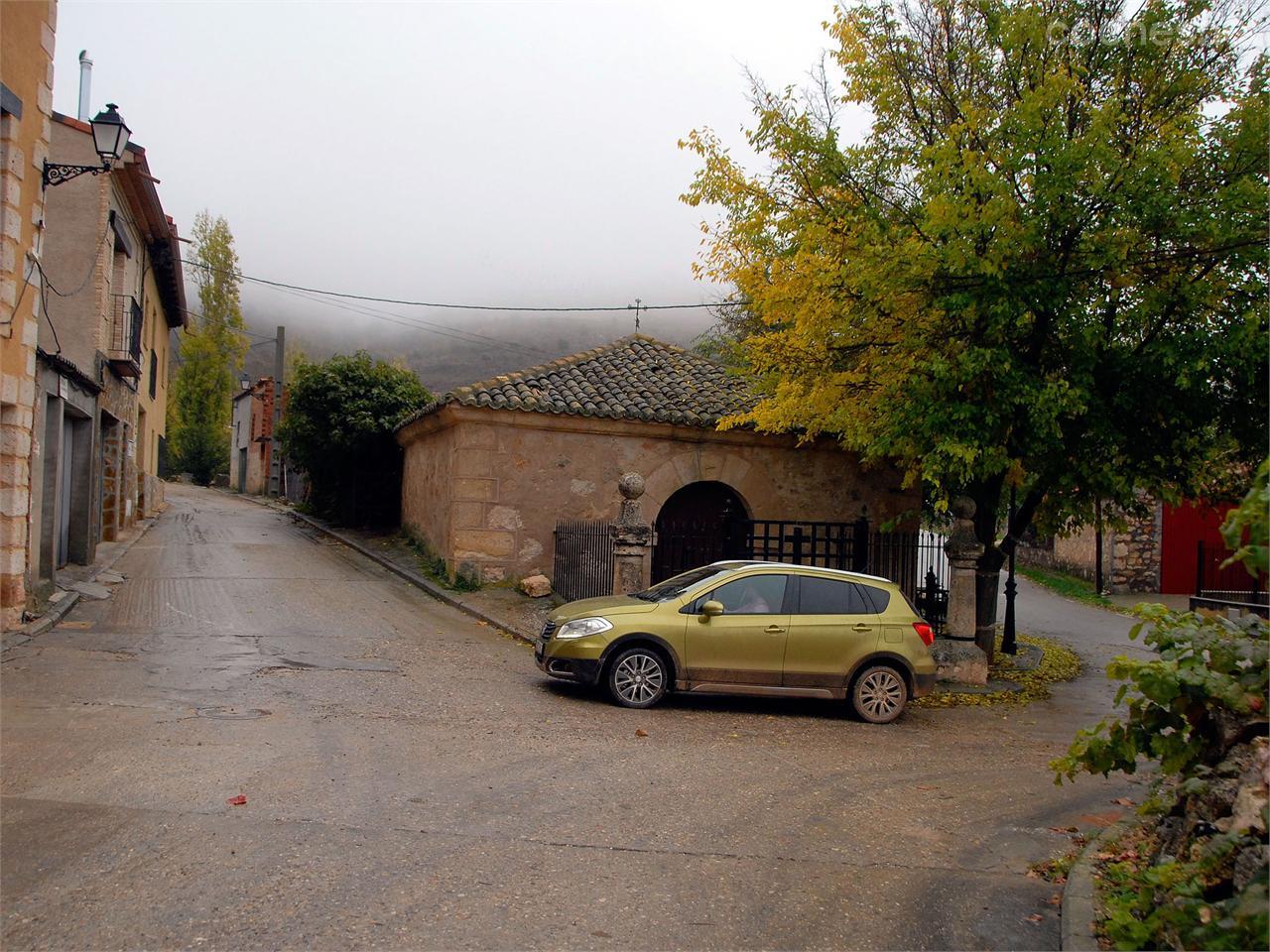 La ermita de Nuestra Señora de la Soledad, ya saliendo de Valdesaz