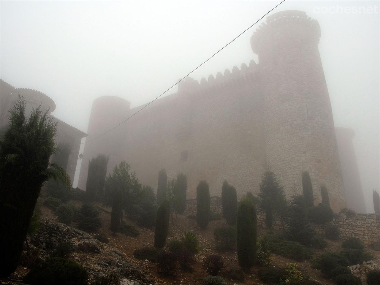 la niebla hacía más sobrecogedora la vista del castillo