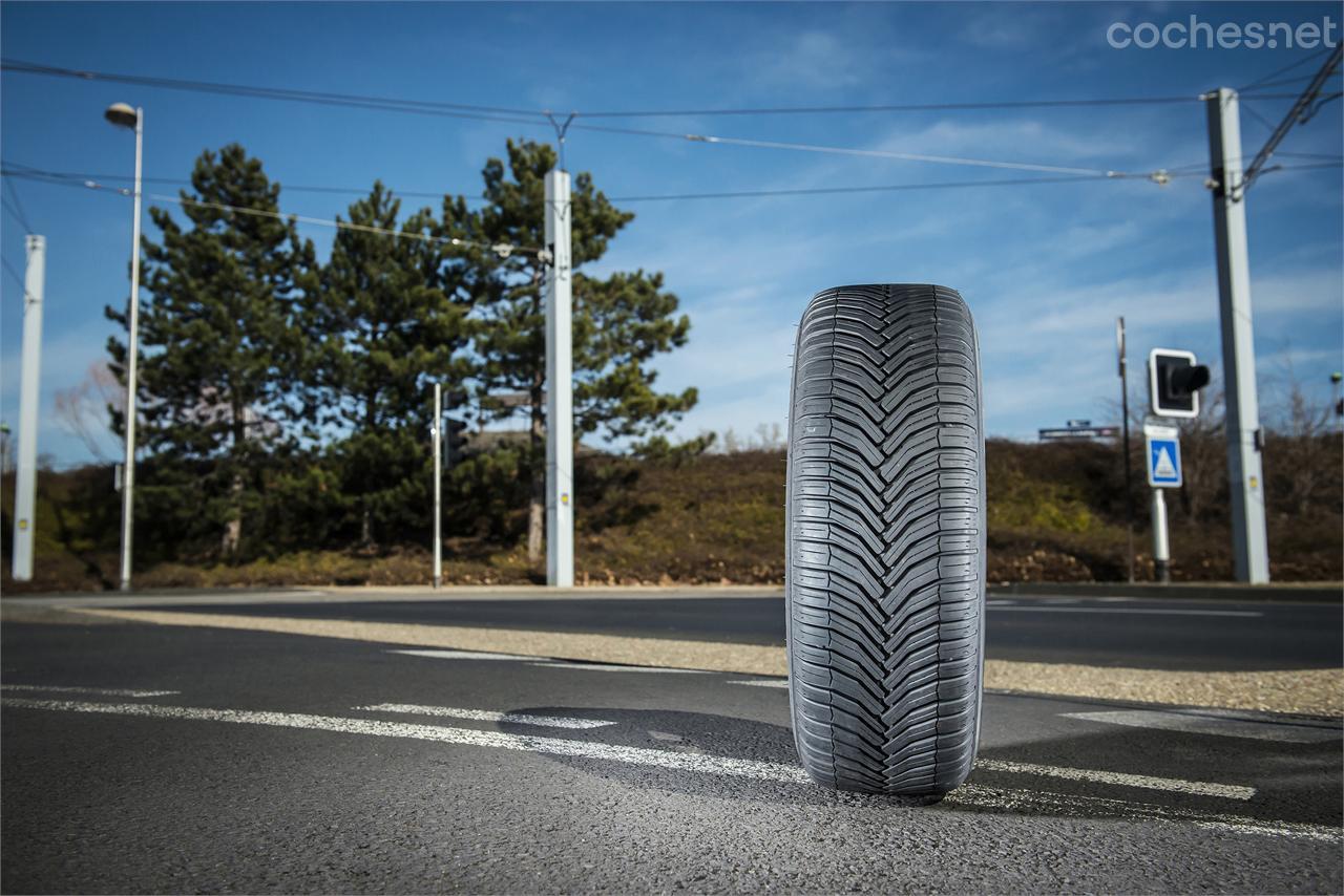 Este dibujo en forma de V, junto a nuevos materiales de la goma, permiten al CrossClimate adaptarse a todas las condiciones del asfalto.