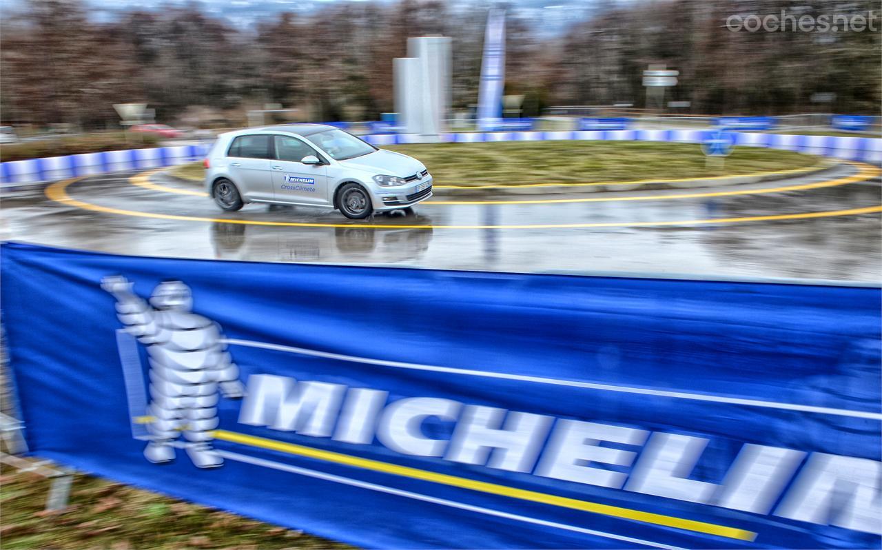 En esta rotonda con el pavimento mojado comprobábamos el agarre en curva.