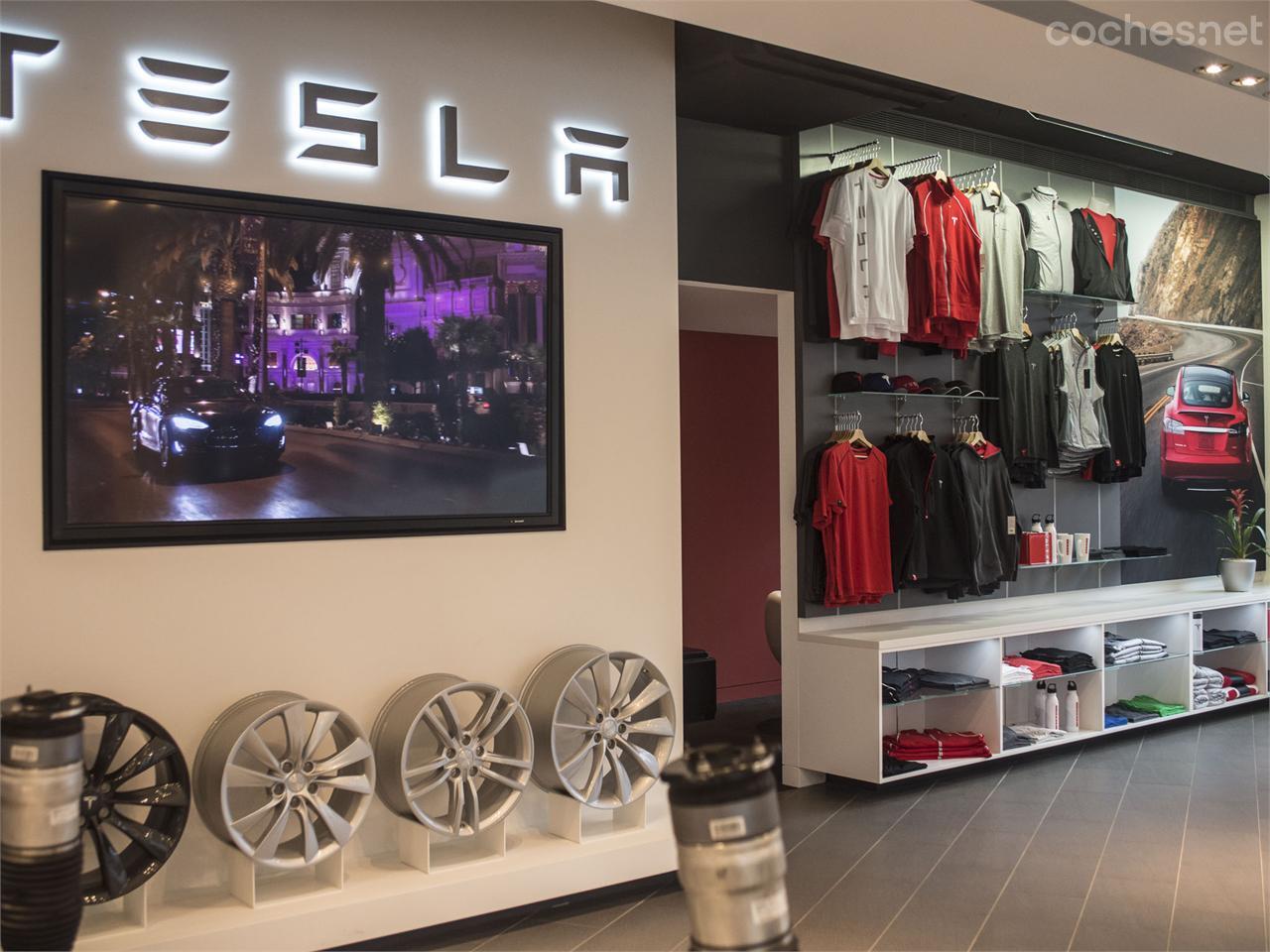 Visitamos la tienda Tesla de Ginebra en la que además de Model S también venden todo tipo de merchandising de la marca.