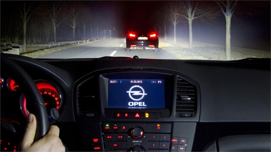 El sistema matricial IntelliLux LED del nuevo Opel Astra permite detectar posibles obstáculos antes de que entren en nuestra zona de visión.