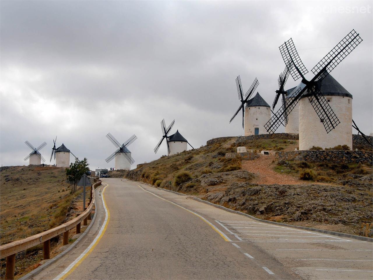 Siete de los 12 molinos de viento que aún se conservan