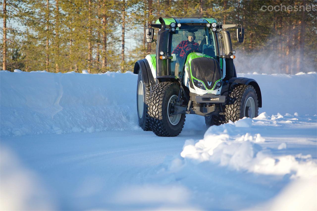 Juha Kankkunen y el Valtra T234 calzado con neumáticos Nokian Hakkapeliitta TRI con el que logró el récord de velocidad para tractores 130.165 km/h.