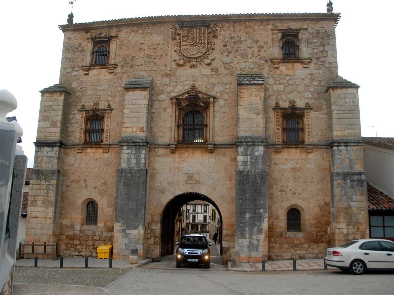 Recorriendo el casco antiguo de Covarrubias.