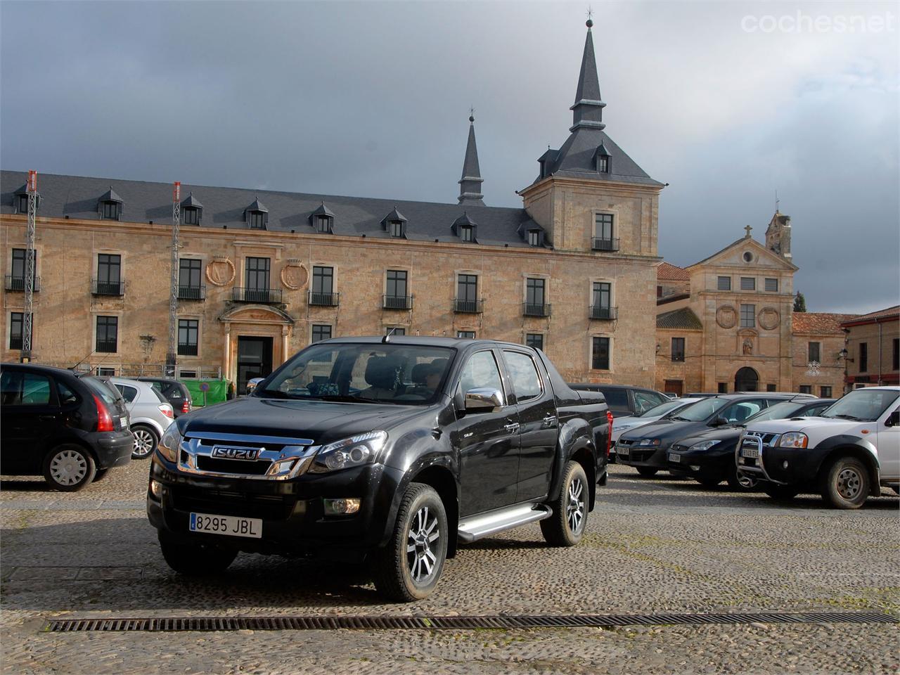 La D-Max con el Palacio Ducal de Lerma al fondo.